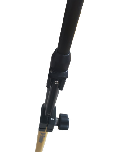 Tripod s centračnou tyčou pre stabilizáciu bázy
